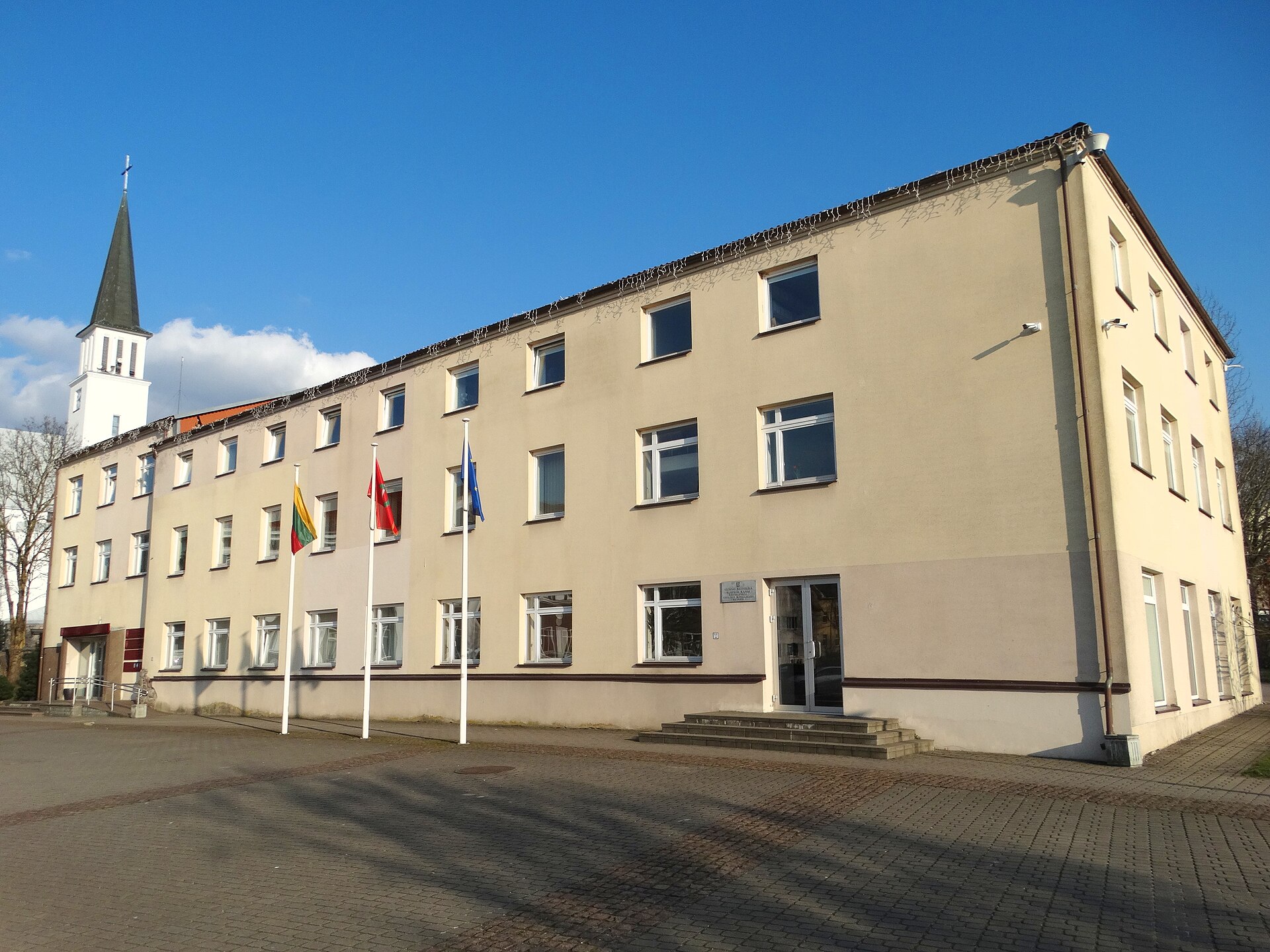 Gargždų herbas: kalavijas ir laurų vainikas
